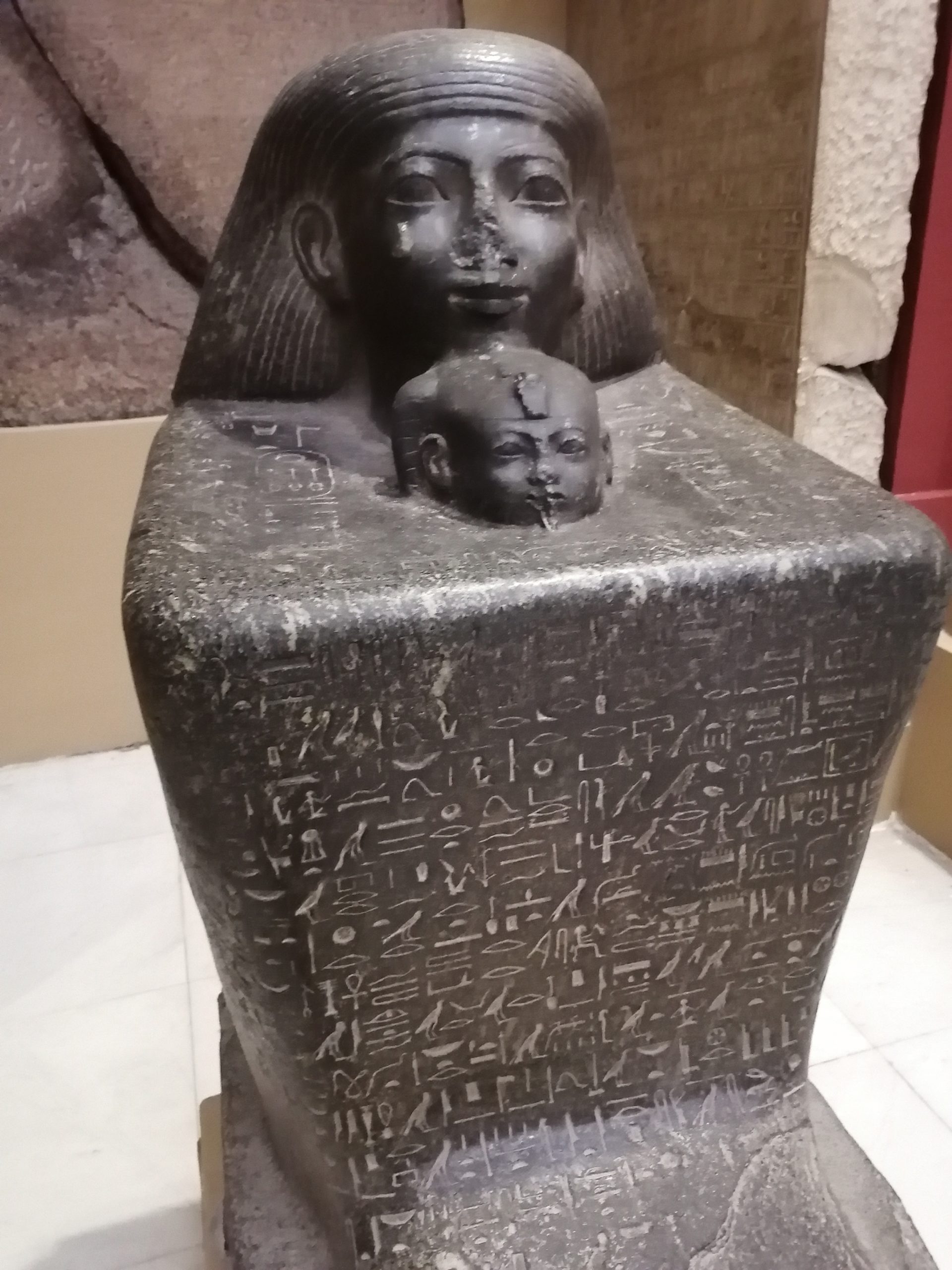 エジプト考古学博物館の母子