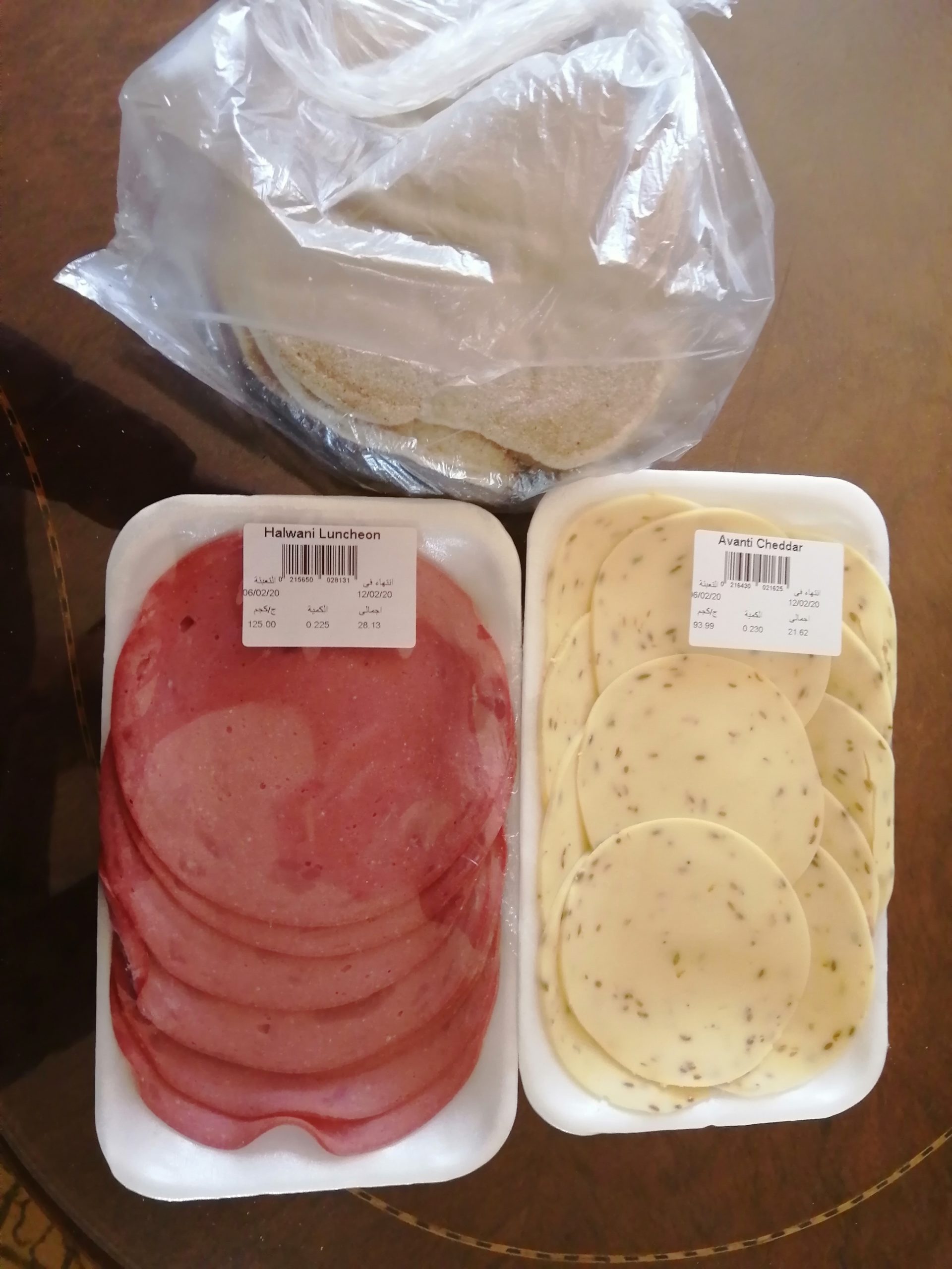 エジプトのスーパーで買ったハムとチーズ