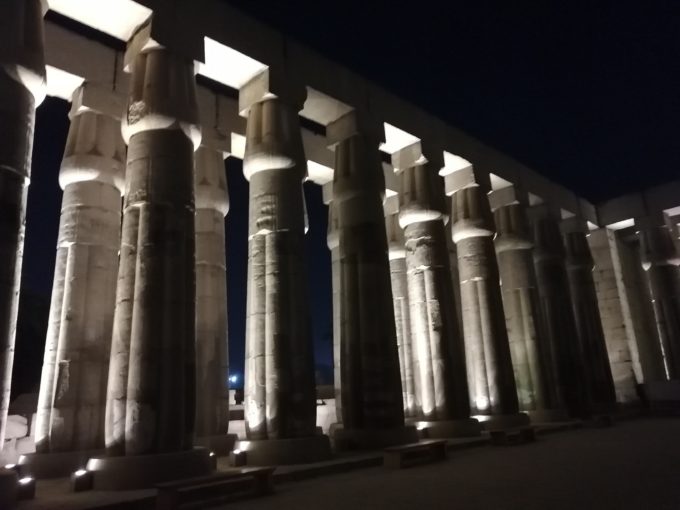 ルクソール神殿のライトアップ
