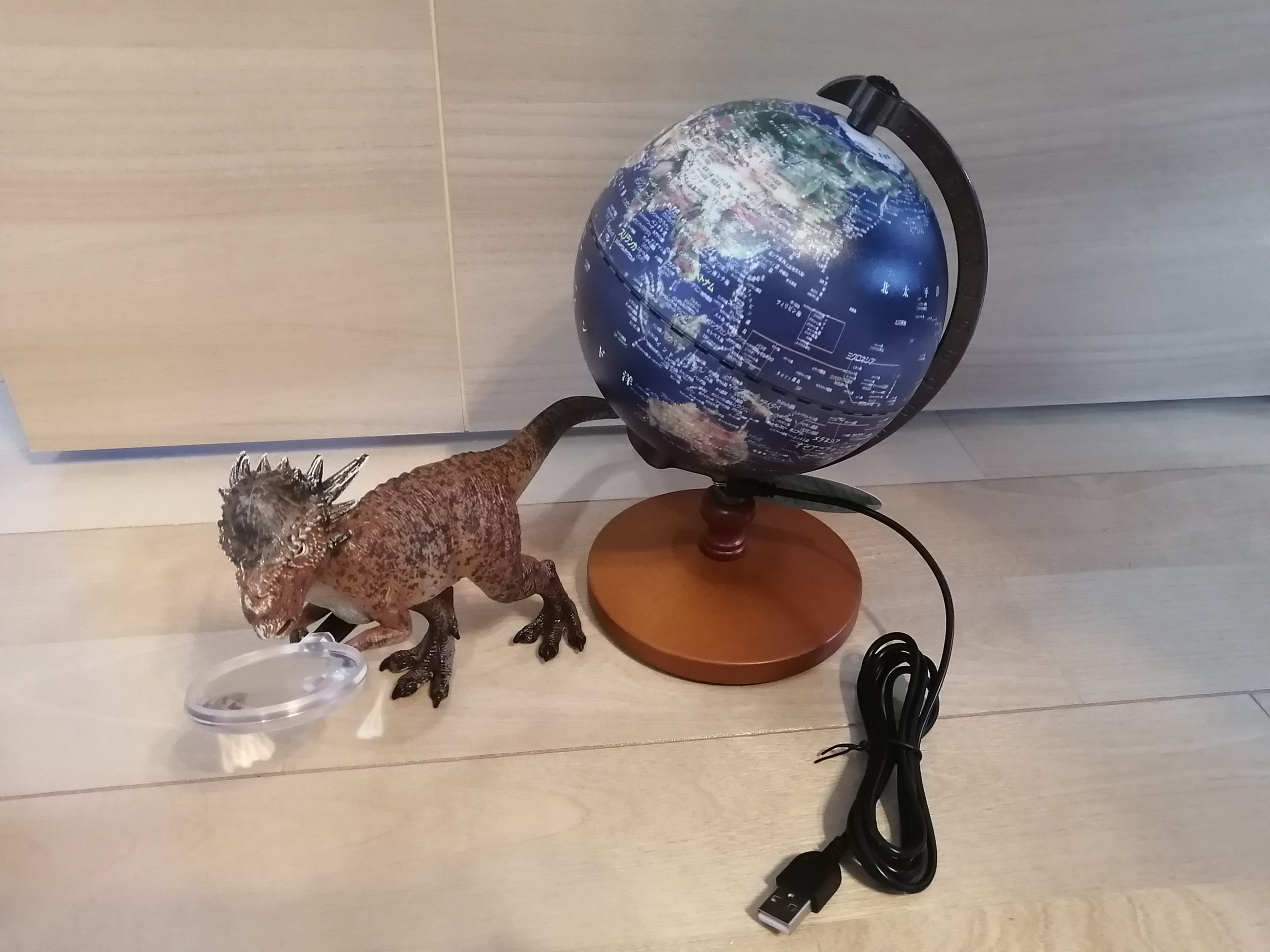 パキケファロサウルスと地球儀
