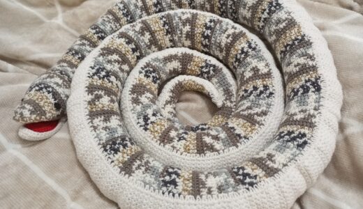 かぎ針編みで蛇のあみぐるみを編みました！編み図がないのでいつも通り完全我流……